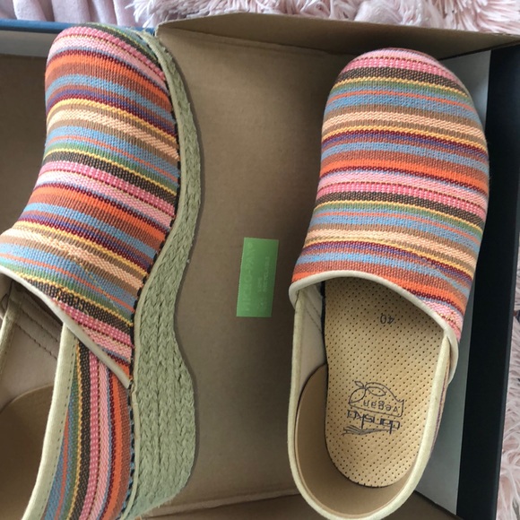 Dansko Shoes - NWT 🌱 vegan bright pin stripe Dansko clogs